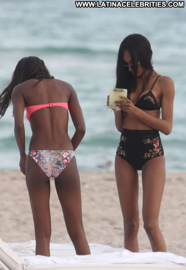 Sigail Currie Miami Beach Beautiful Beach Posing Hot Paparazzi Bikini