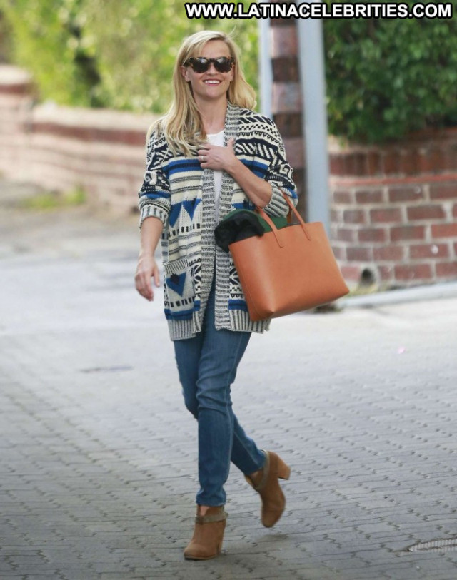 Reese Witherspoon Beverly Hills Posing Hot Beautiful Paparazzi