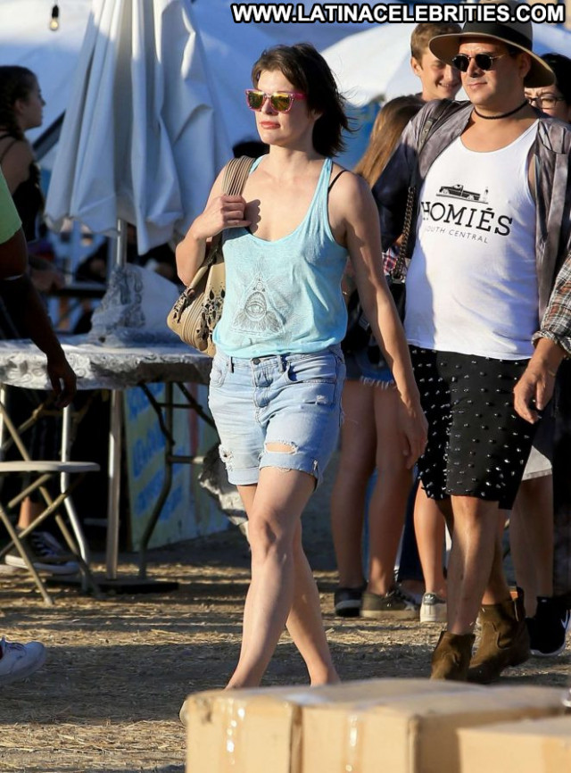Milla Jovovich Babe Shorts Paparazzi Celebrity Mali Malibu Jeans