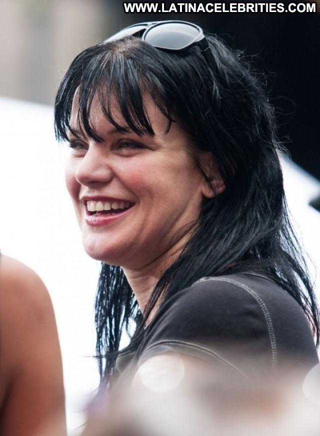 Pauley Perrette Celebrity Posing Hot Babe Beautiful Paparazzi