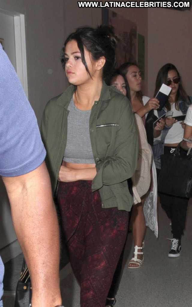 Selena Gomez Lax Airport Lax Airport Babe Beautiful Paparazzi Posing
