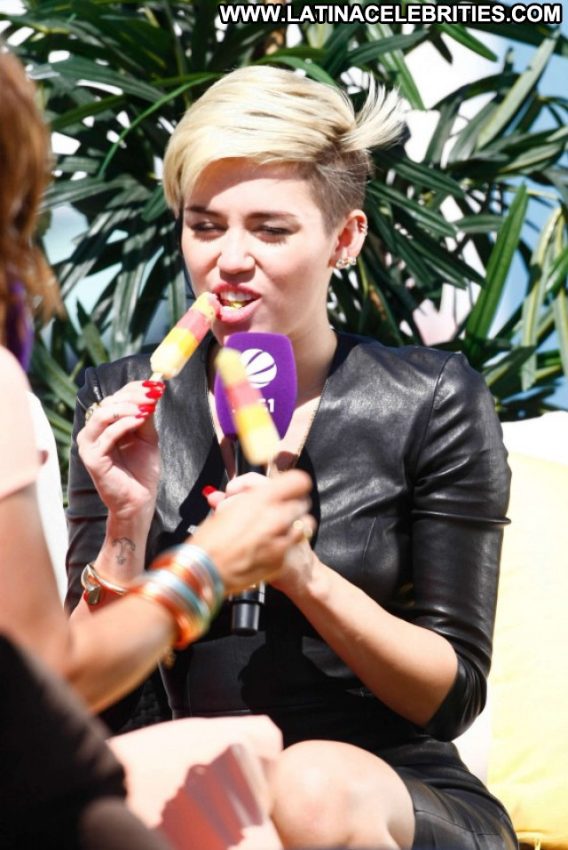 Miley Cyrus Tv Show Tv Show Celebrity Beautiful Paparazzi Babe Posing