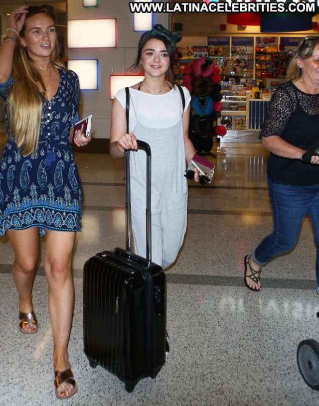 Maisie Williams Lax Airport Lax Airport Los Angeles Angel