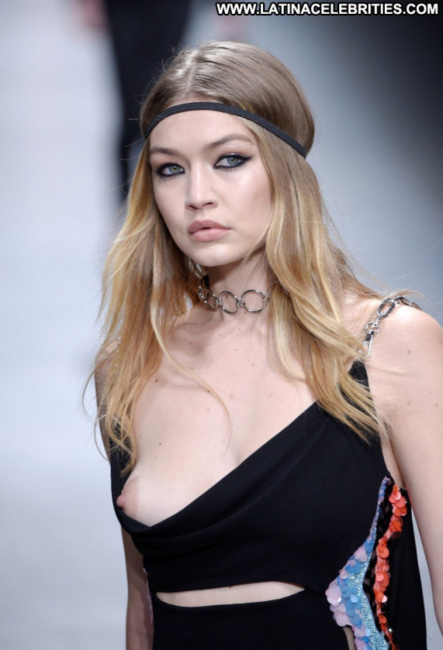 Gigi Hadid Fashion Show Hot Posing Hot Beautiful Fashion Babe