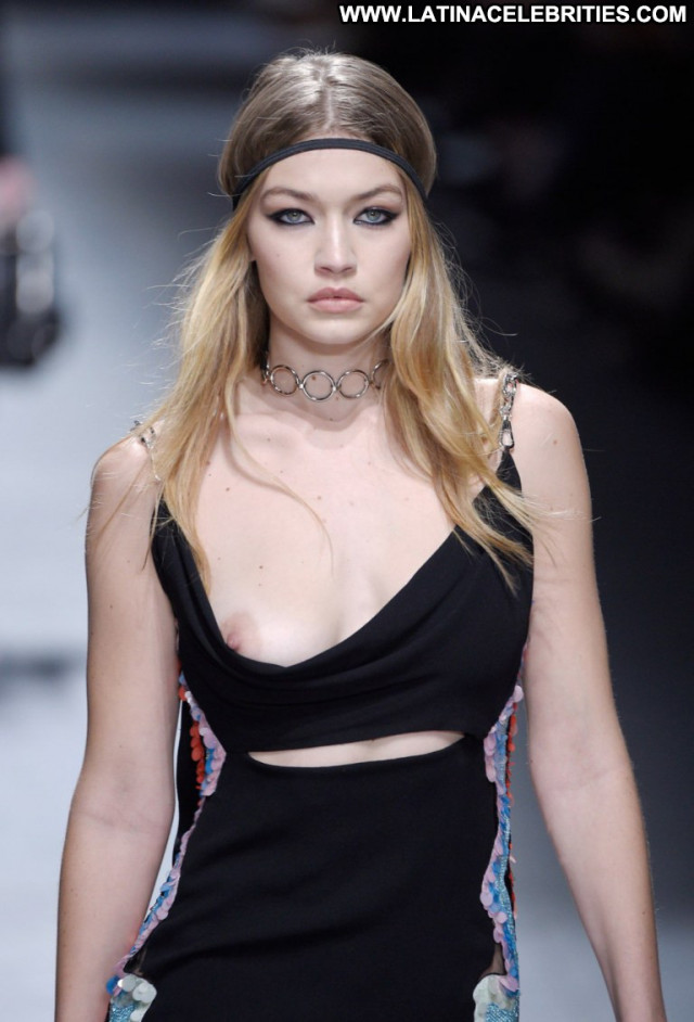 Gigi Hadid Fashion Show  Babe Fashion Nipslip Beautiful Posing Hot