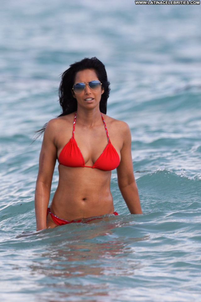 Padma Lakshmi Beautiful Bikini Celebrity Posing Hot Babe