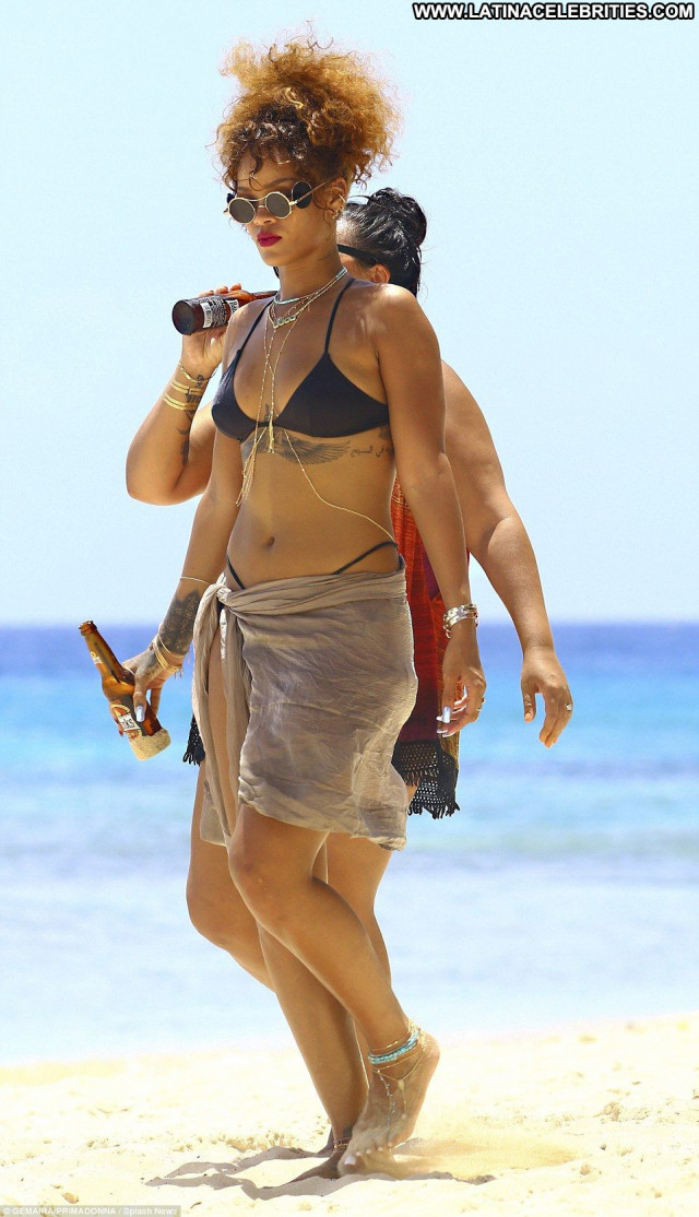 Rihanna Posing Hot Singer Bikini Babe Paparazzi Fashion American