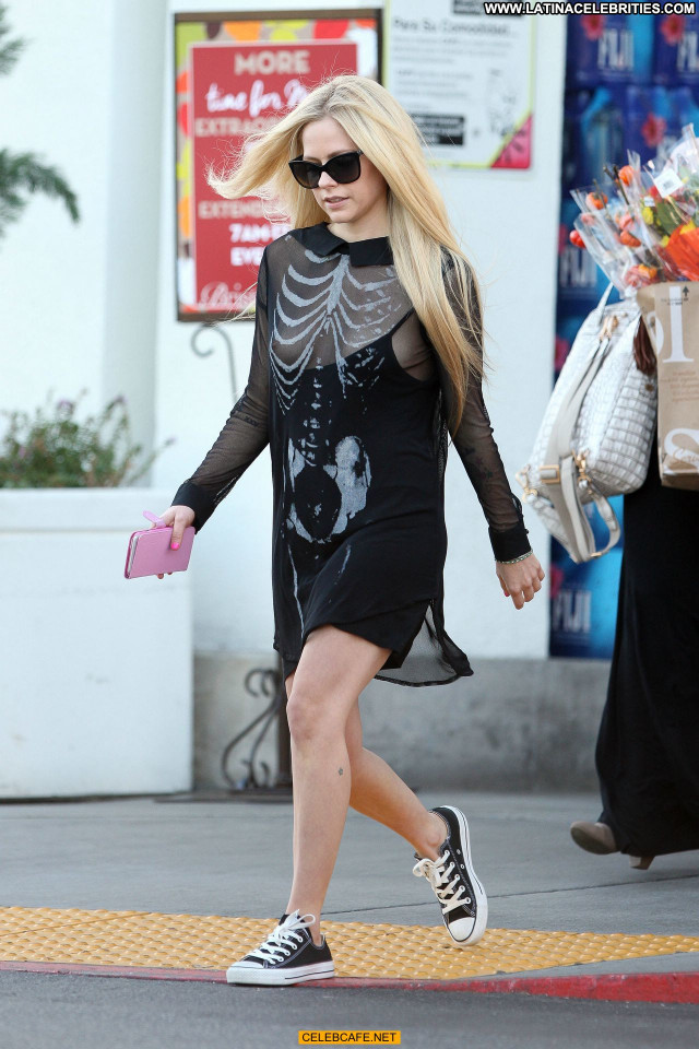 Avril Lavigne Beverly Hills Posing Hot Beautiful Titslip Celebrity