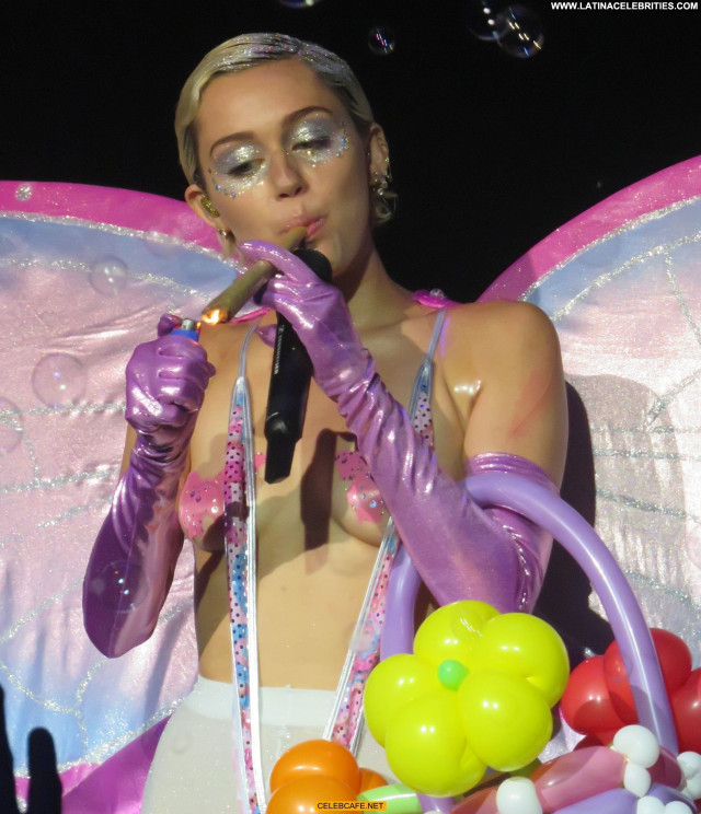 Miley Cyrus No Source Beautiful Party Celebrity Babe Toples Posing