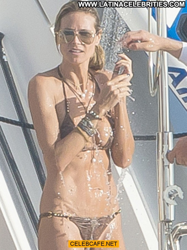 Heidi Klum No Source Titslip Celebrity Posing Hot Bar Beautiful Babe