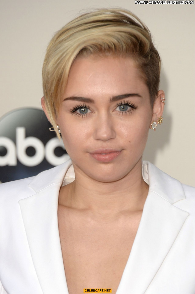 Miley Cyrus American Music Awards Bra Celebrity Awards Babe Posing
