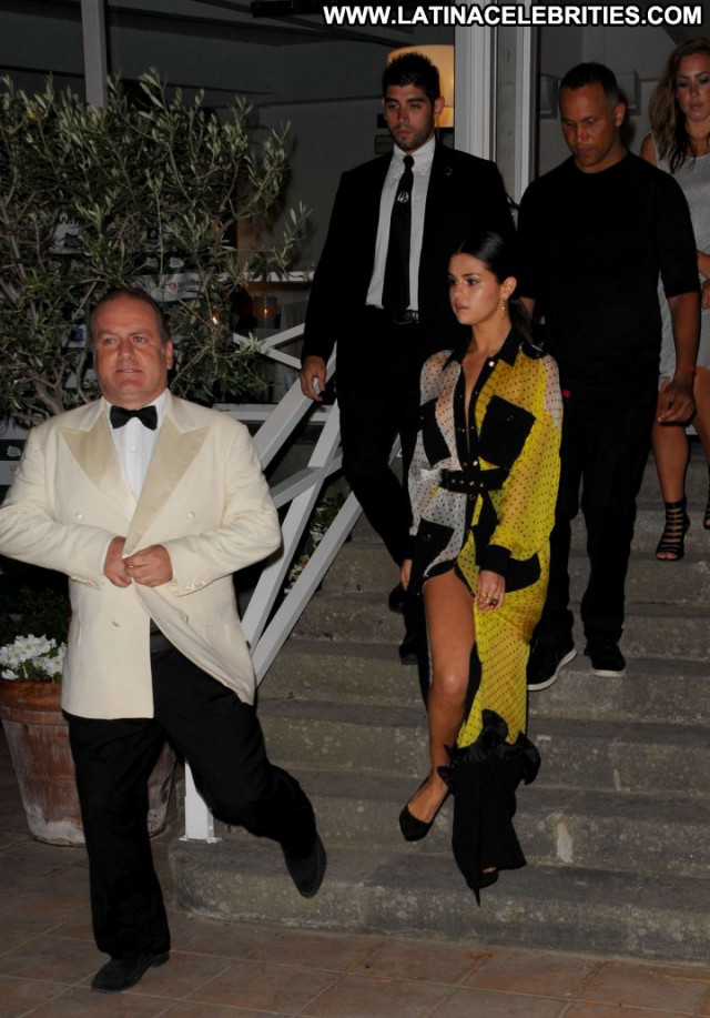 Selena Gomez No Source Paparazzi Celebrity Italy Posing Hot Beautiful