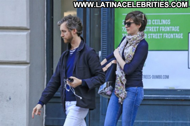 Anne Hathaway No Source Babe Celebrity Paparazzi Posing Hot Jeans