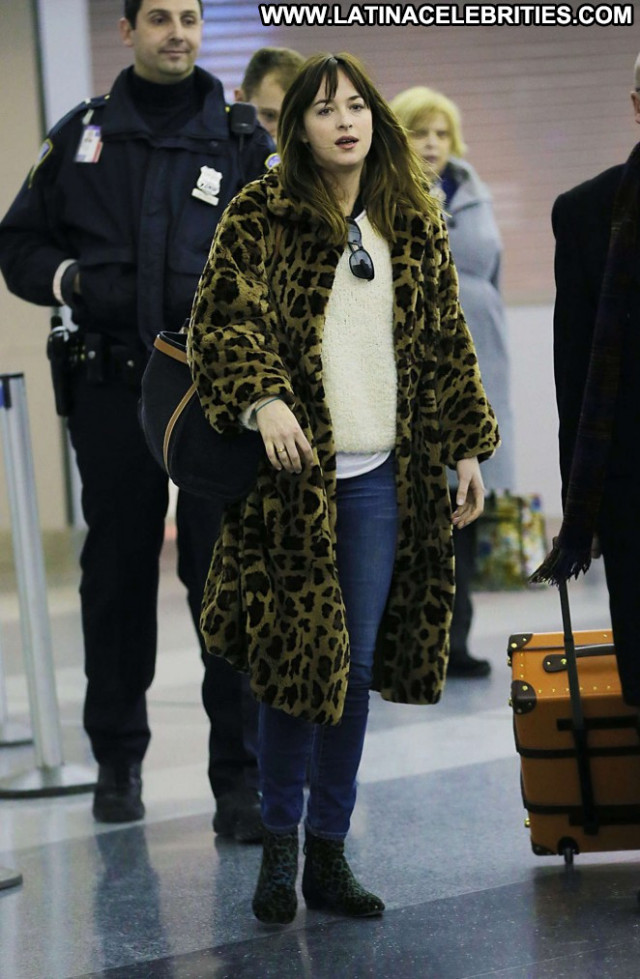 Dakota Johnson Jfk Airport In Nyc Posing Hot Paparazzi Nyc Beautiful