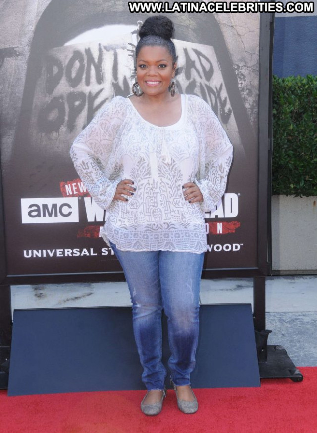 Yvette Nicole Brown The Walking Dead Paparazzi Posing Hot Beautiful