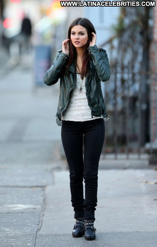 Victoria Justice Eye Candy New York Paparazzi Babe Posing Hot