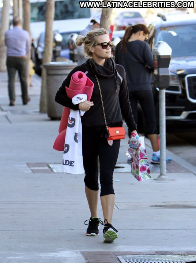 Reese Witherspoon Yoga Class Yoga Posing Hot Celebrity Babe Paparazzi