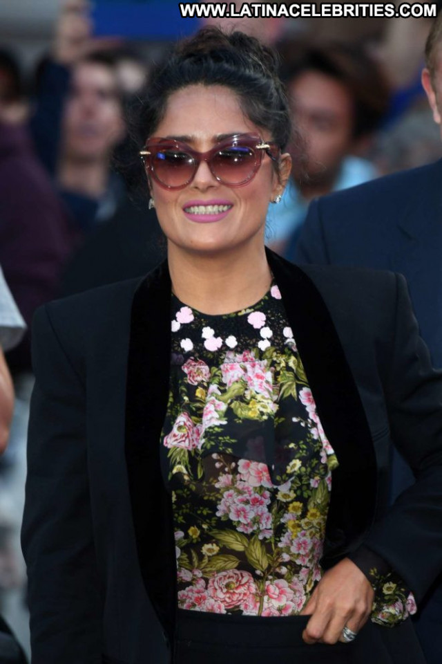 Salma Hayek No Source  Paparazzi London Posing Hot Beautiful Babe