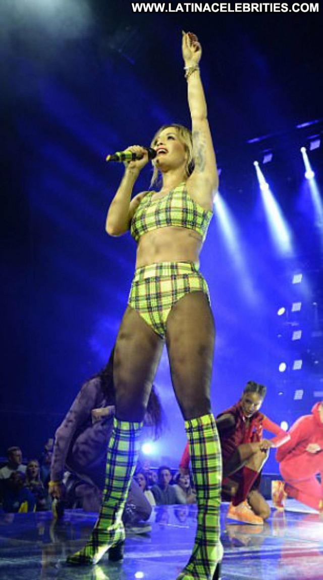 Rita Ora London Babe Posing Hot Concert Beautiful Paparazzi