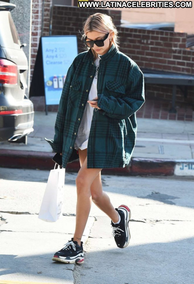 Hailey Baldwin No Source Posing Hot Celebrity Babe Beautiful Paparazzi