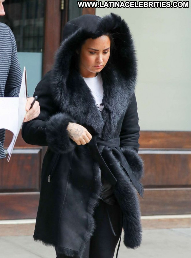 Demi Lovato No Source Posing Hot Beautiful Paparazzi Babe Hotel Nyc