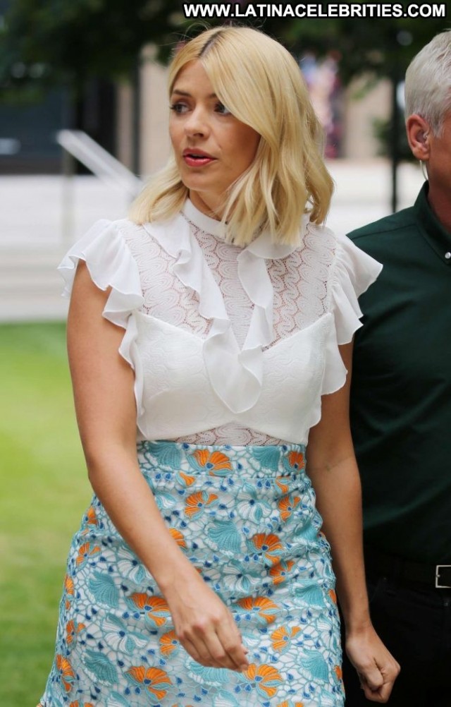 Holly Willoughby No Source Posing Hot Babe Celebrity Paparazzi