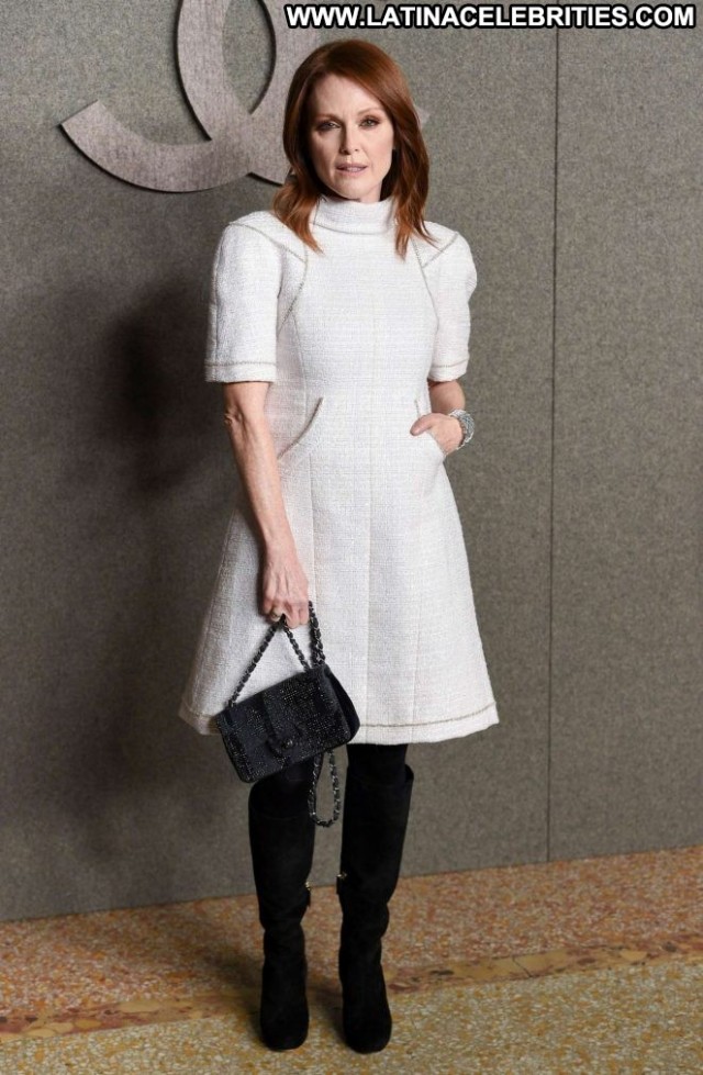 Julianne Moore Fashion Show Celebrity Paparazzi Beautiful Babe