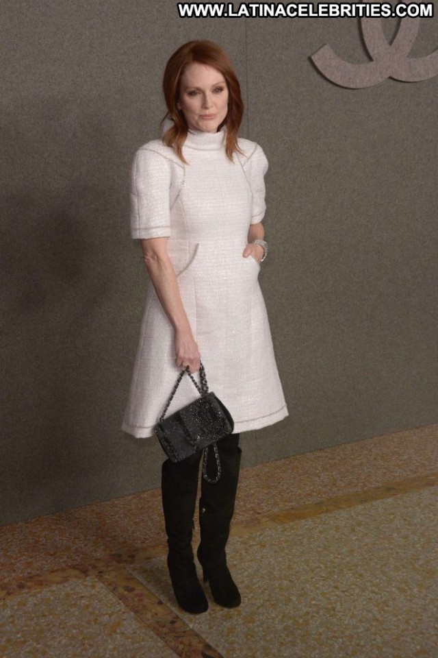 Julianne Moore Fashion Show Beautiful Fashion Posing Hot Paparazzi