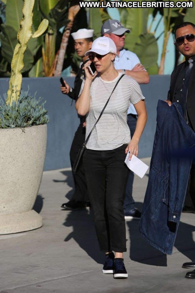 Kaley Cuoco No Source Posing Hot Beautiful Celebrity Babe Paparazzi