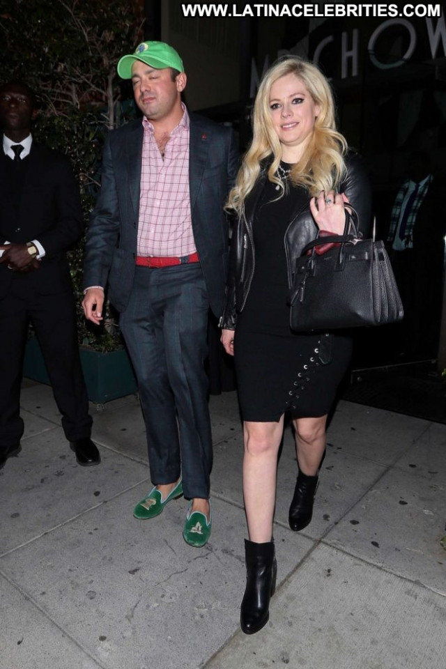 Avril Lavigne Beverly Hills Posing Hot Beautiful Paparazzi Restaurant