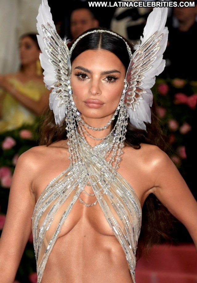 Emily Ratajkowski The Red Carpet Beautiful Posing Hot Babe Red Carpet